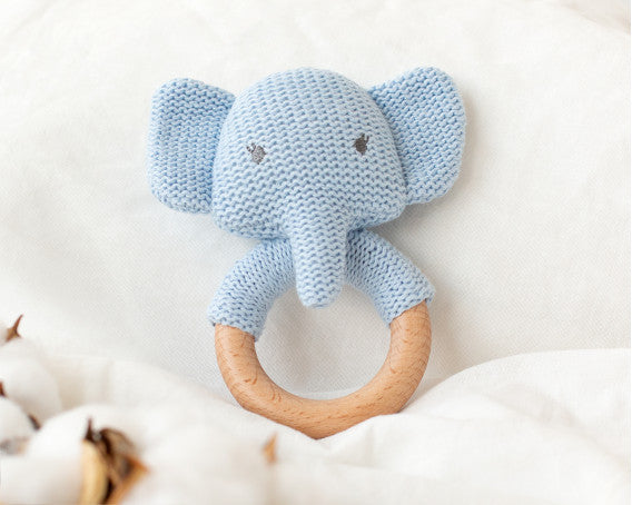 elefante-anello-da-dentizione-sonaglio-in-cotone-e-legno-blu